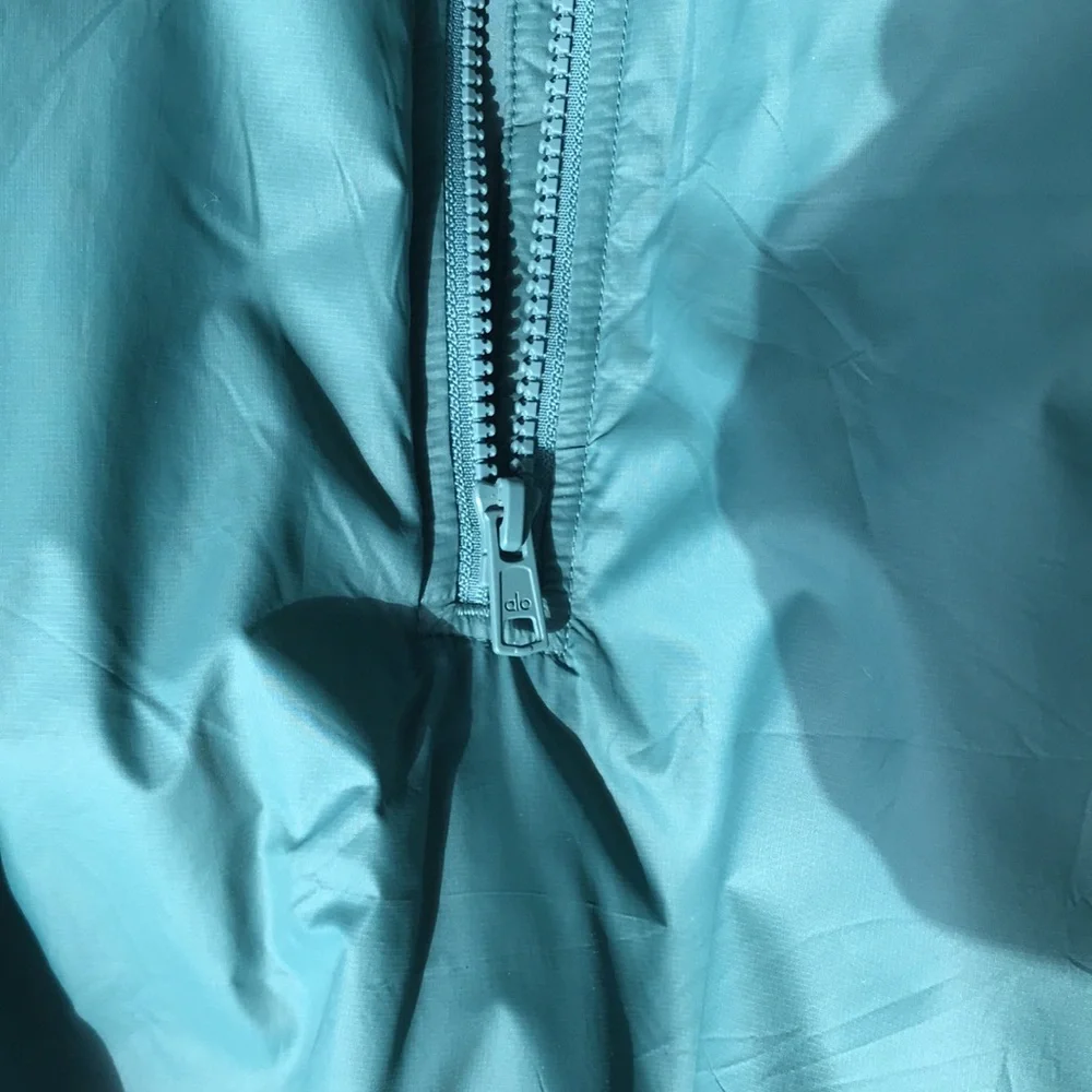 Alo Latitude Light Weight 1/2 Zip Pullover Jacket, Winter Ivy - Picture 15 of 16